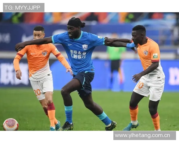 主力中卫转会风波引发多方猜测 球迷与媒体热议未来去向